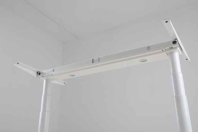 XC51 cable tray has been installed on the height-adjustable desk. Full display.