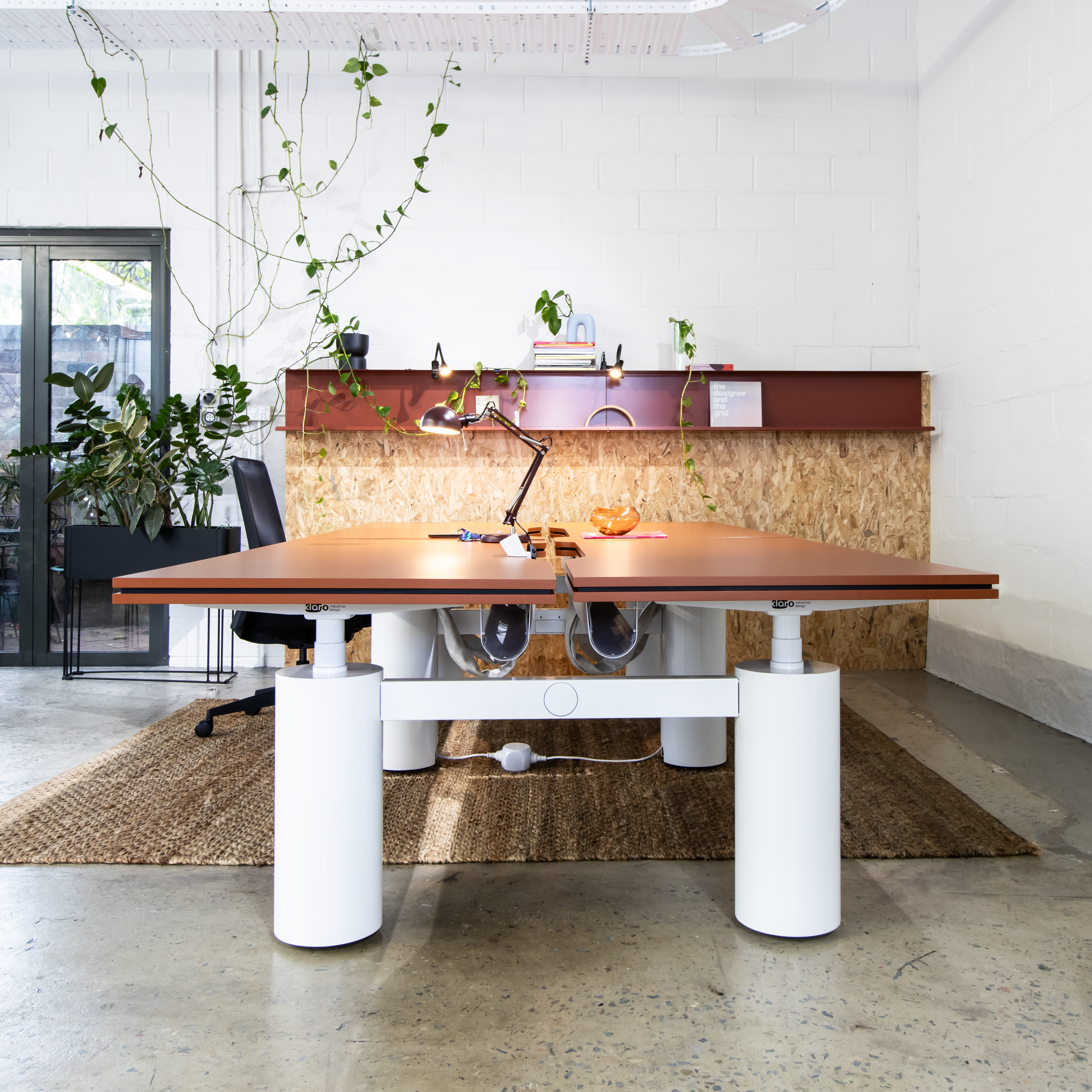 A group of people working together at the NATE NT33-8DF3 electric standing desks in a collaborative workspace, showing its practical application and the harmonious working atmosphere.