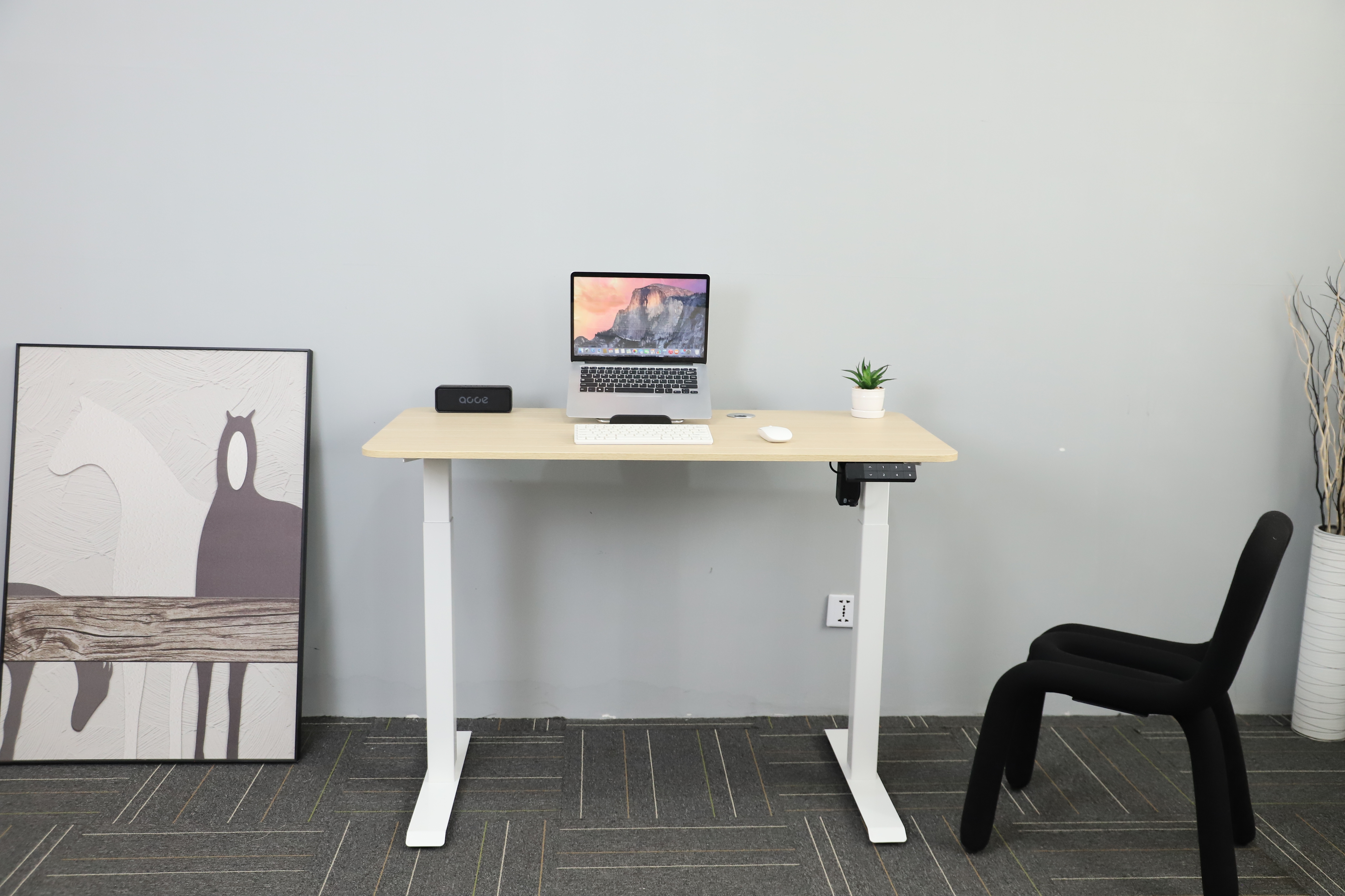 An auto - rise retractable
